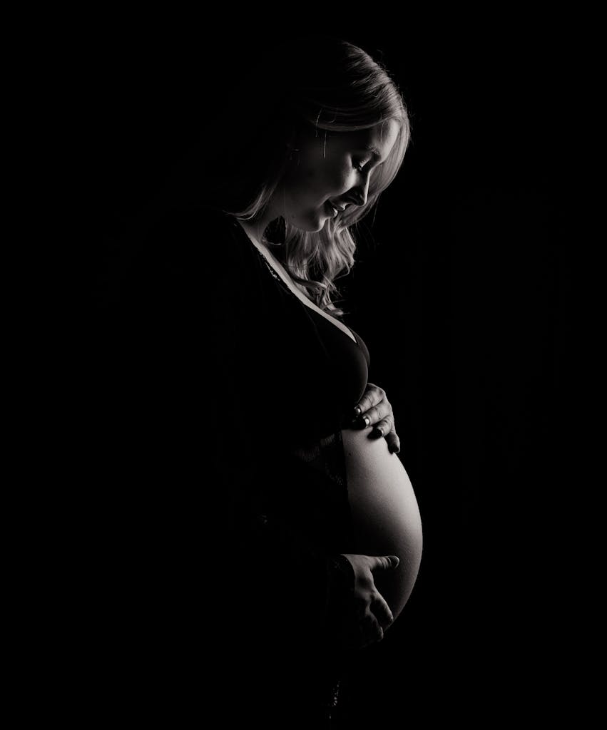 Black and white maternity portrait highlighting pregnancy beauty and elegance.