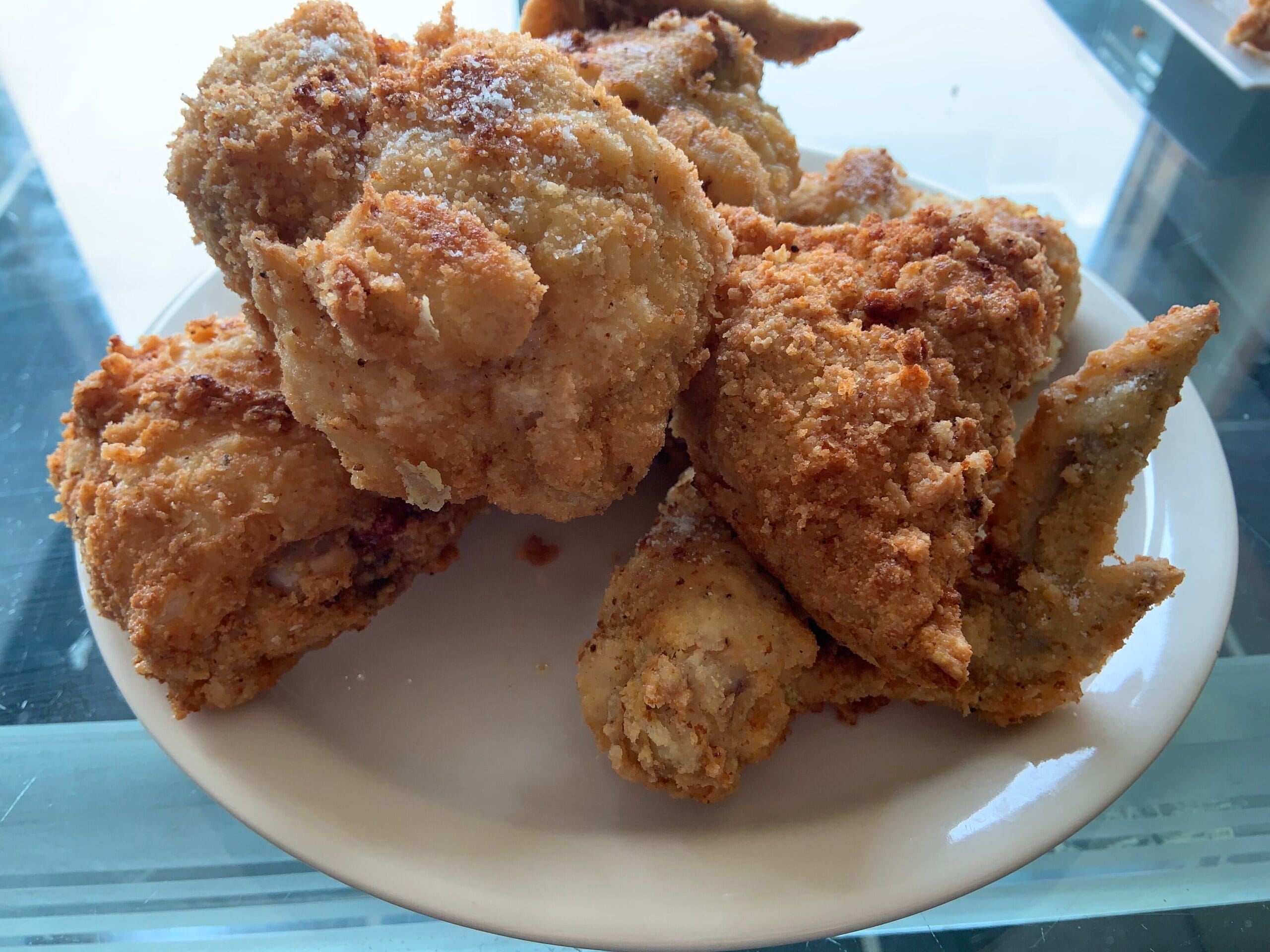 Crispy fried chicken pieces